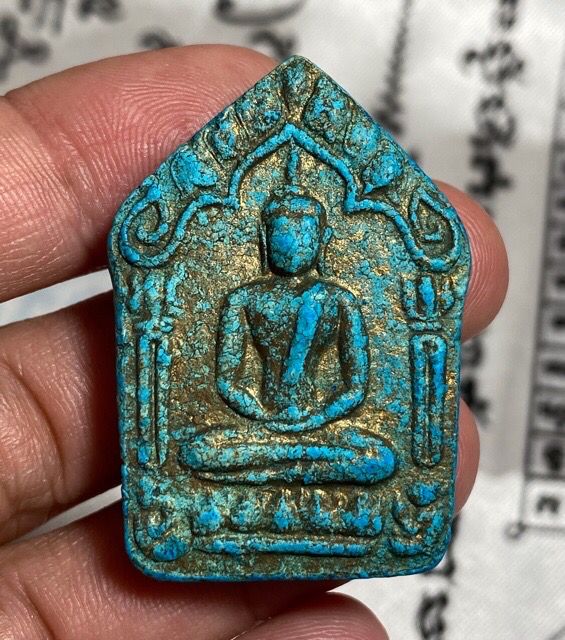 พระขุนแผนผงพรายกุมาร เนื้อสีฟ้า หลังตะกรุดมหาปราบ